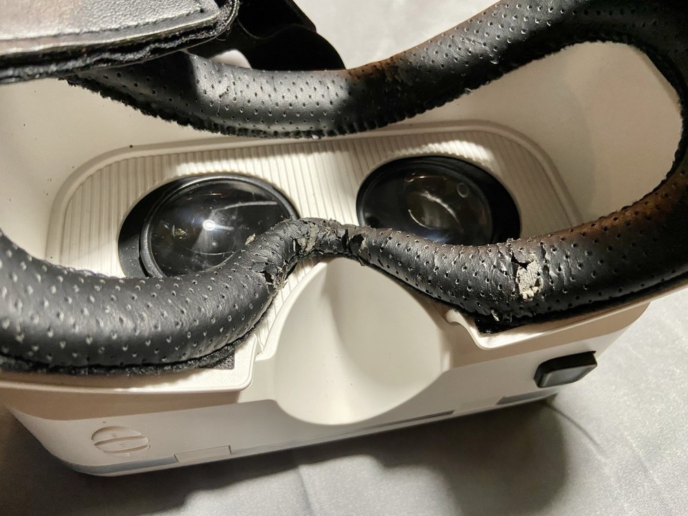 PRE-OWNED Hamilton Buhl Virtual Reality Glasses And Remote Control