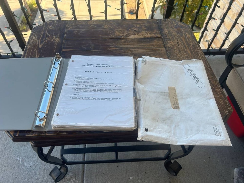 Apple Support Training Library binders, disks & update documents 1986