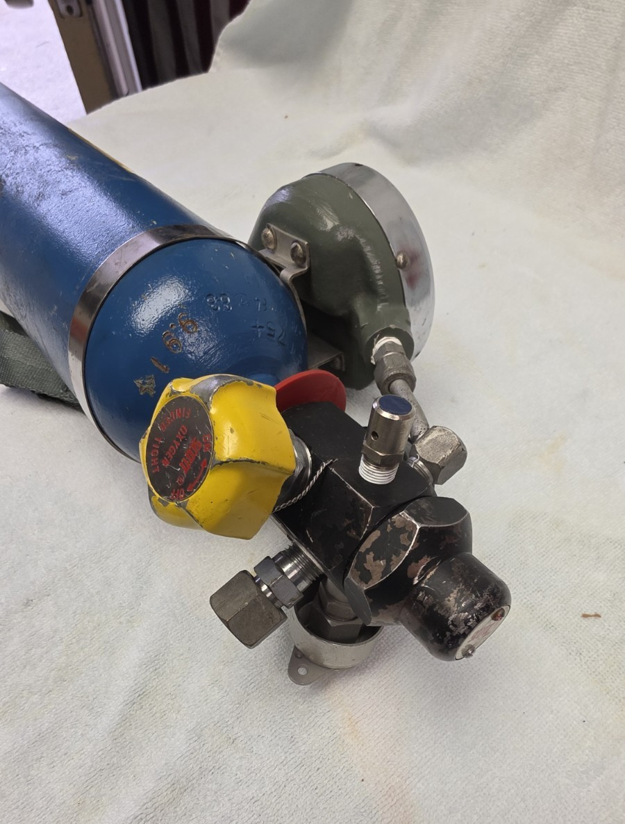 PORTABLE OXYGEN UNIT P/N: 5600-2C3A-E20B and SCOTT Regulator Mod: 6379-2