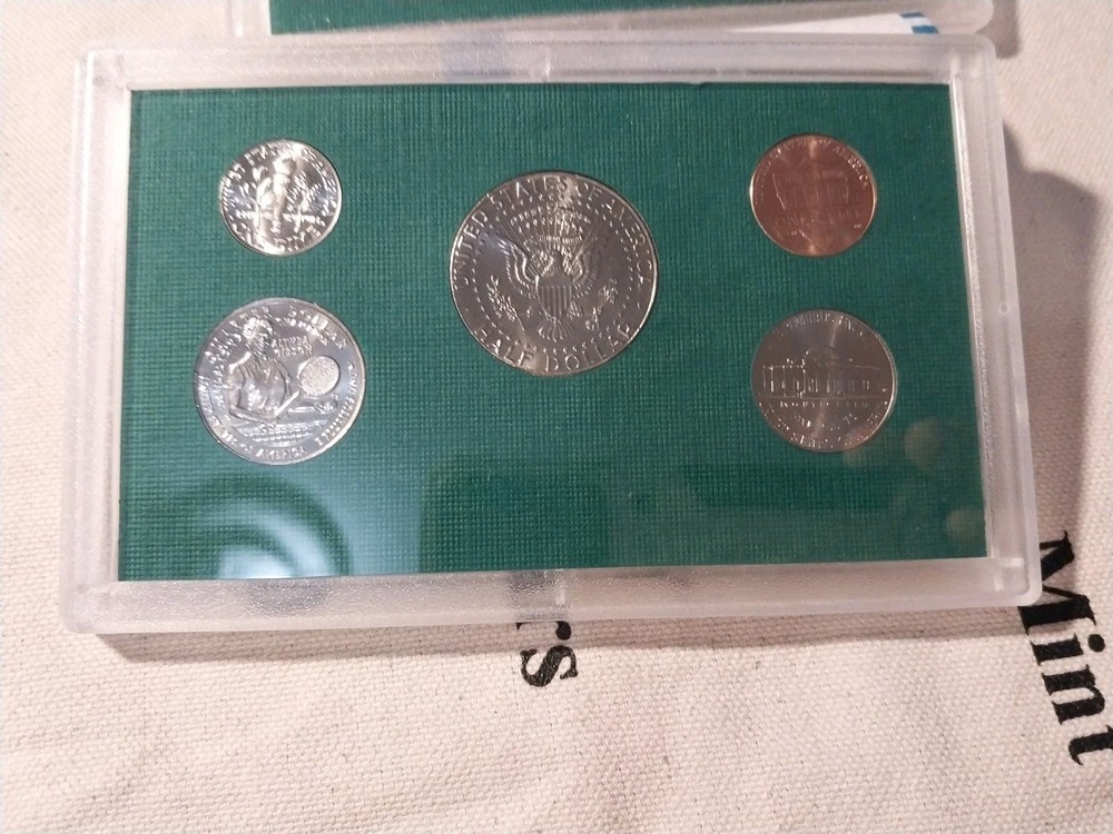 BRILLIANT UNC.2025 MINT SET IN PROOF HOLDERS P AND D MINTS HALF THRU CENT
