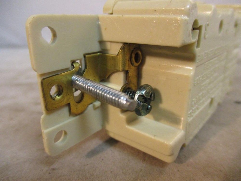 Cooper 3282V Combination Single Pole Double Switch w/ Ground 15A 120V