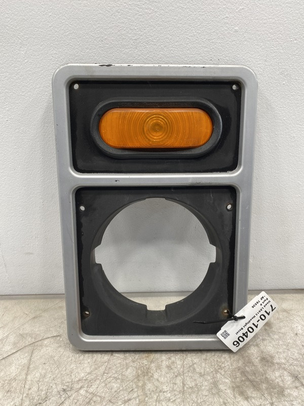 2000 Mack LE613 Light Bezel (710-10406)