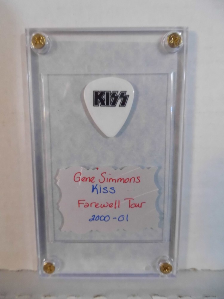 KISS~GENE SIMMONS~GUITAR PICK/CASE~2000~01 READ DESCRIPTION  (65)
