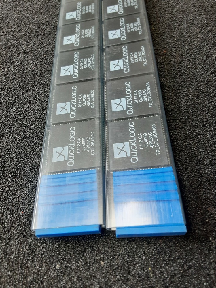 QuickLogic IC QL4009-0PL84C FPGA Integrated Circuit Quad Flat Pack Chip
