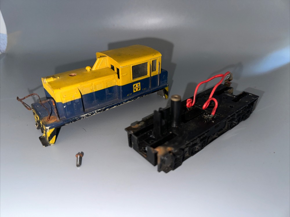 Ho Scale yugo switcher atsf 332 body only needs work