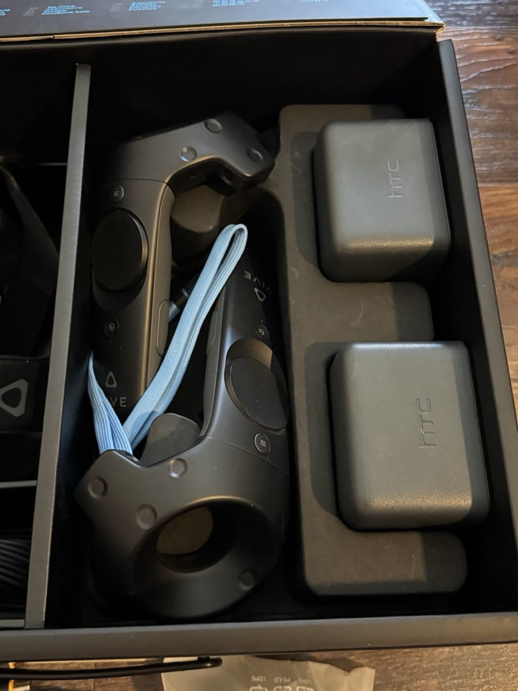 HTC Vive VR Headset Complete Set Full Kit System Steam VR PC Virtual Reality