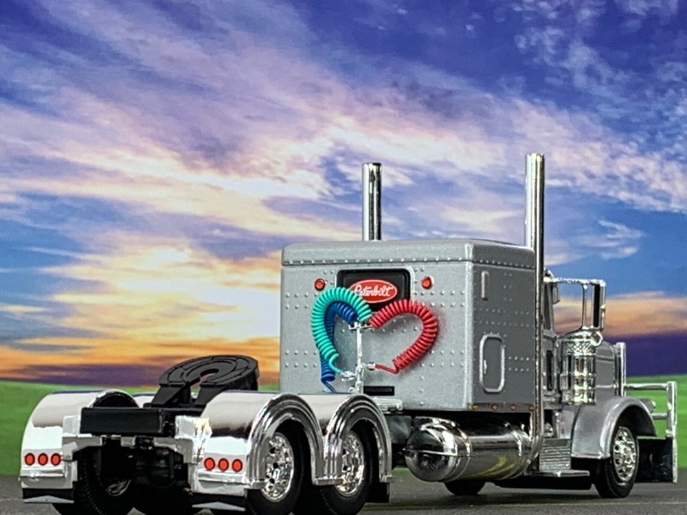 1/64 DCP SILVER PETERBILT 389 W/ 63" FLAT TOP SLEEPER