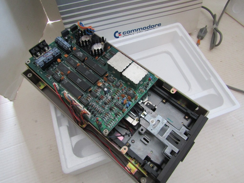 VINTAGE COMPUTER COMMODORE SINGLE FLOPPY DISK 1541 DRIVE POWERS ON