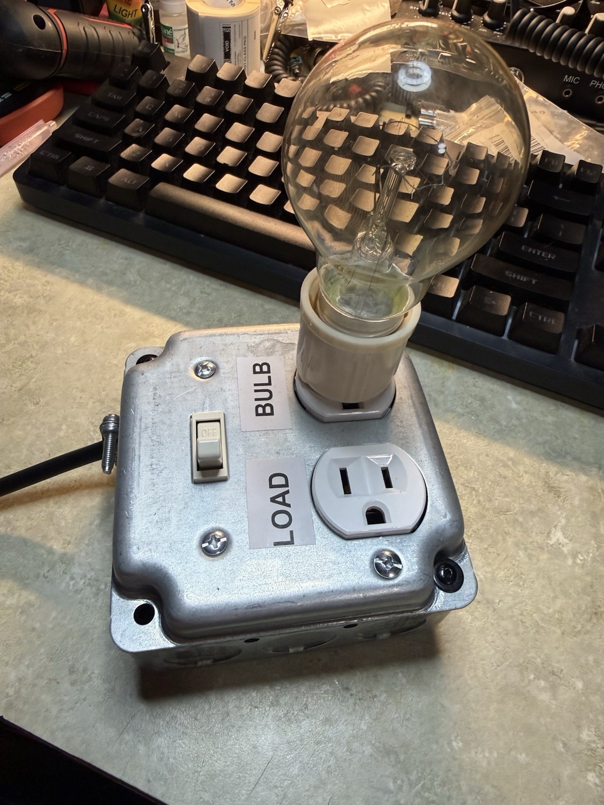 Dim Bulb Tester- Current Limiter for Amplifiers, Stereos, Guitar Amps. 100w Bulb