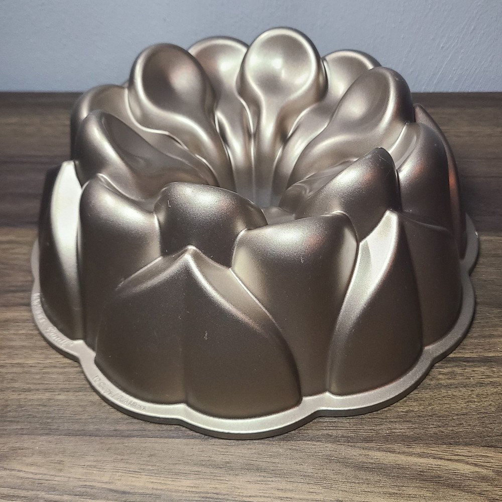 Nordic Ware Magnolia Bundt Pan EUC