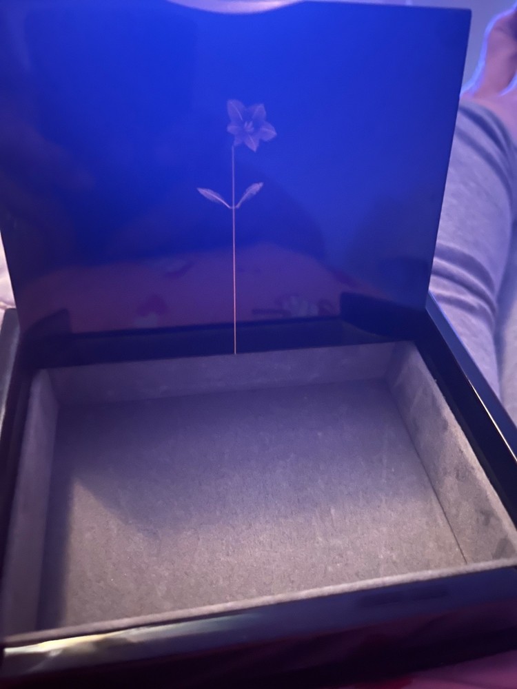 Tacha empty gift box