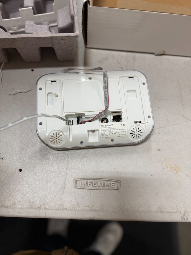 Interlogix / GE keypad + mounting hardware