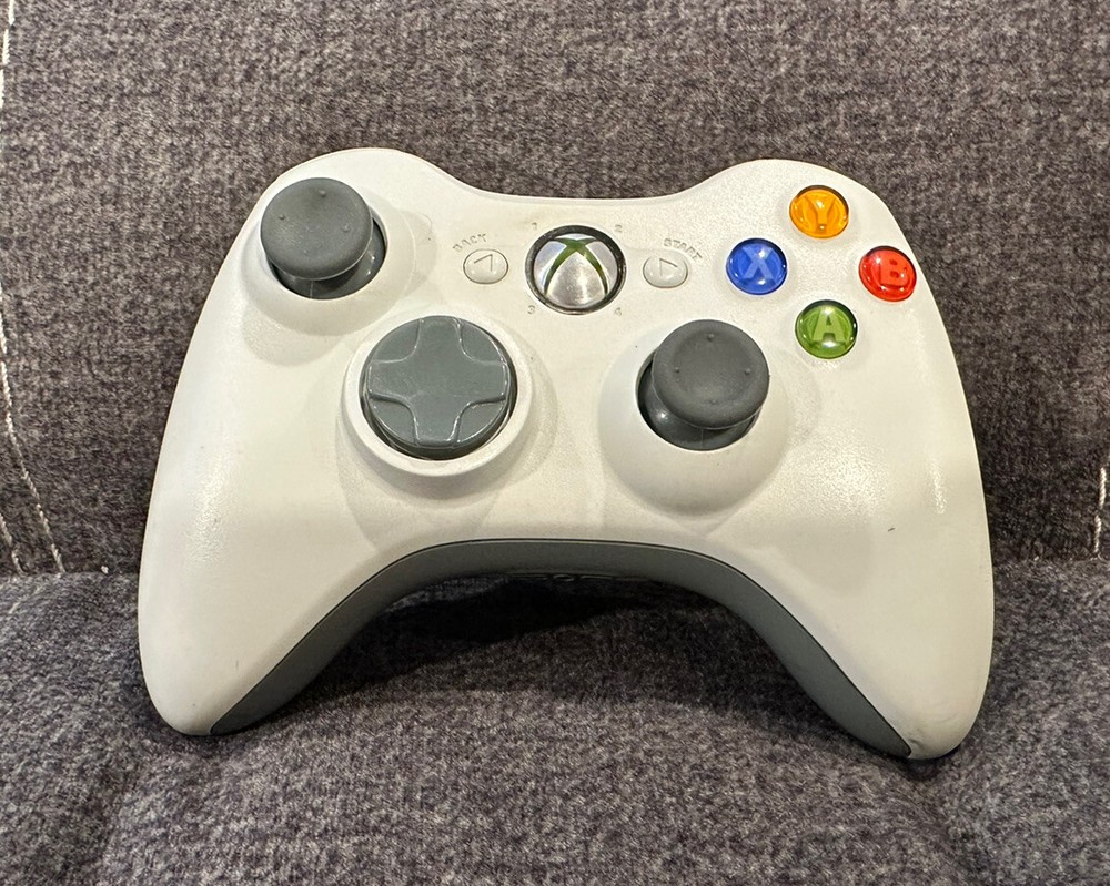Official Microsoft Xbox 360 White Controller! Works Great! Fast Ship! Authentic!