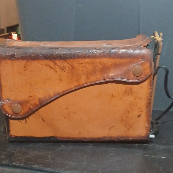 DuMont 1950s Tube Radio with Leather Case and Eveready Battery