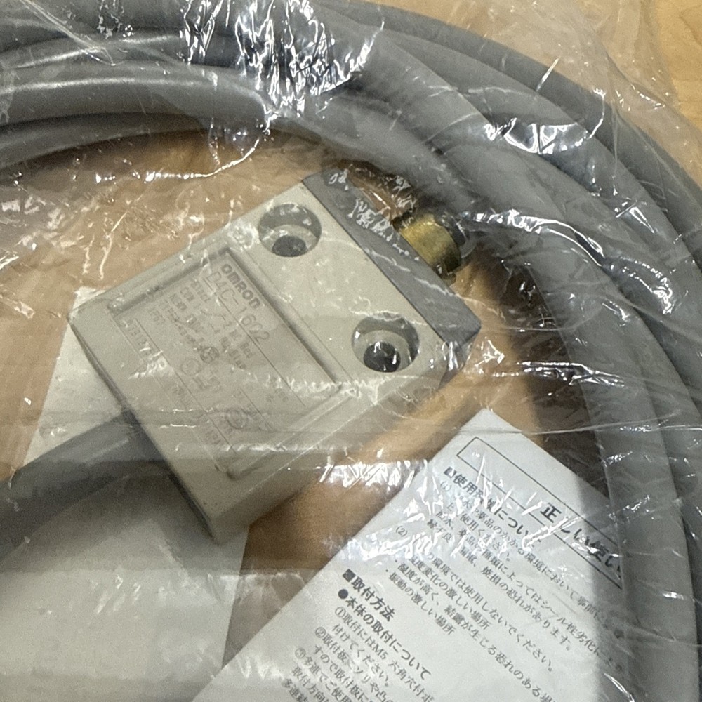 NEW! Omron D4C-1602 Compact Limit Switch Roller Plunger