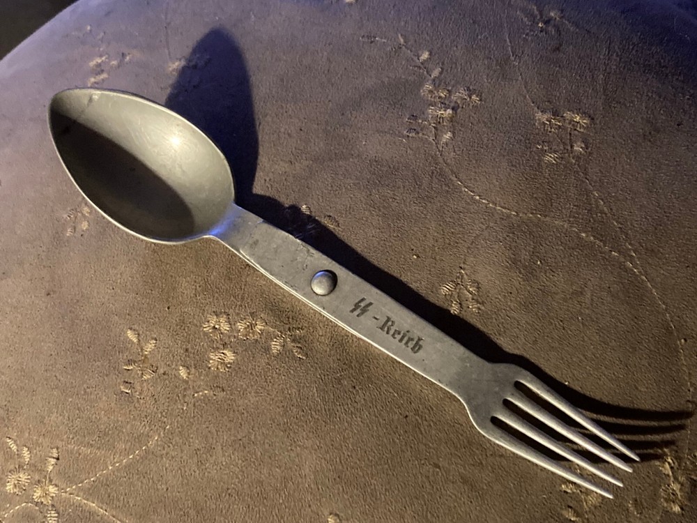 LARGE ENGRAVED TEN INCH FOLDING MESS KIT