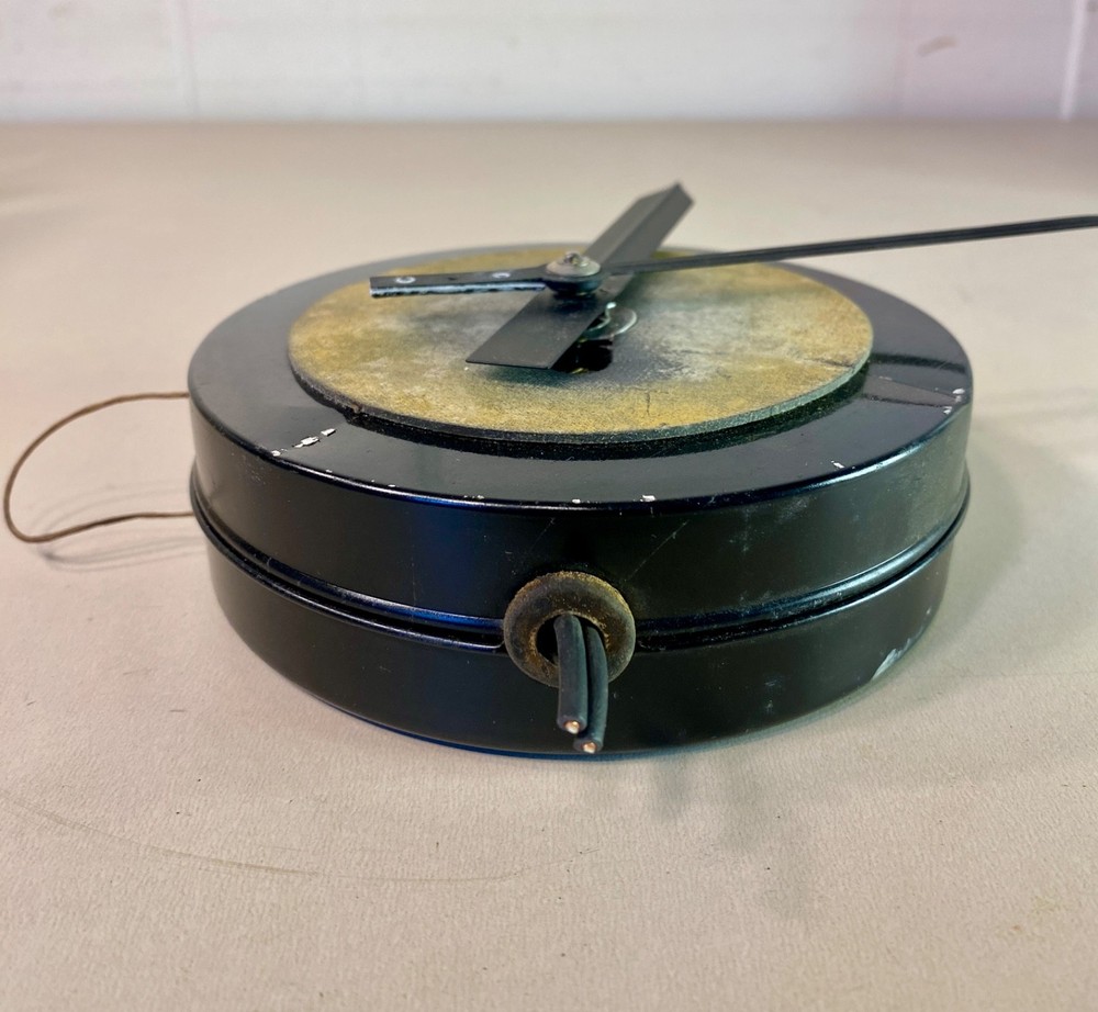 Slave wall clock movement with hands. Not tested.