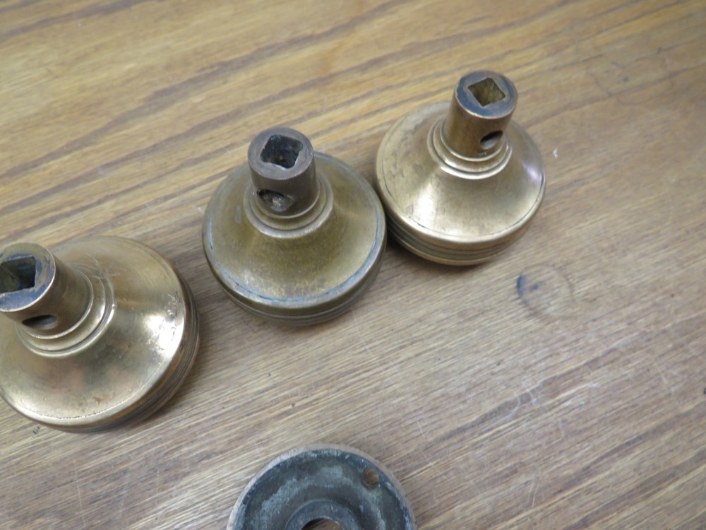 3 OLDDOOR KNOBS & ESCUTCHEON