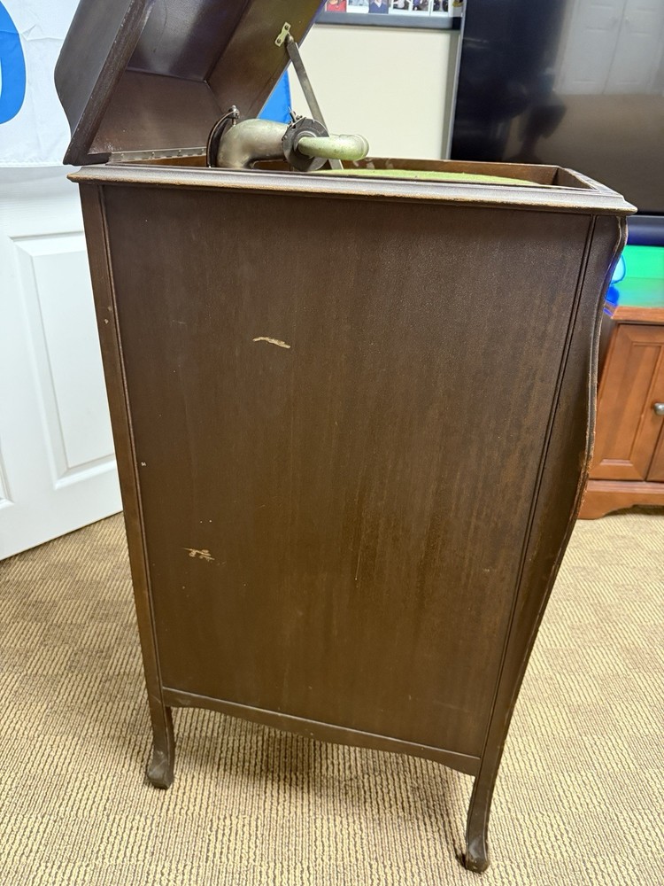 Victorla Phonograph VV-90