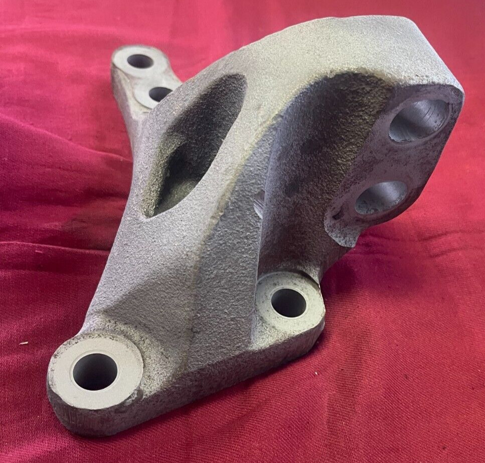 Freightliner R01-33915-000 Engine Mount Bracket