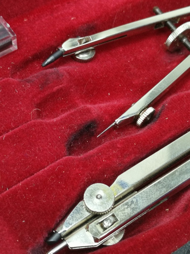 Vintage cased G2B hellerman compass set