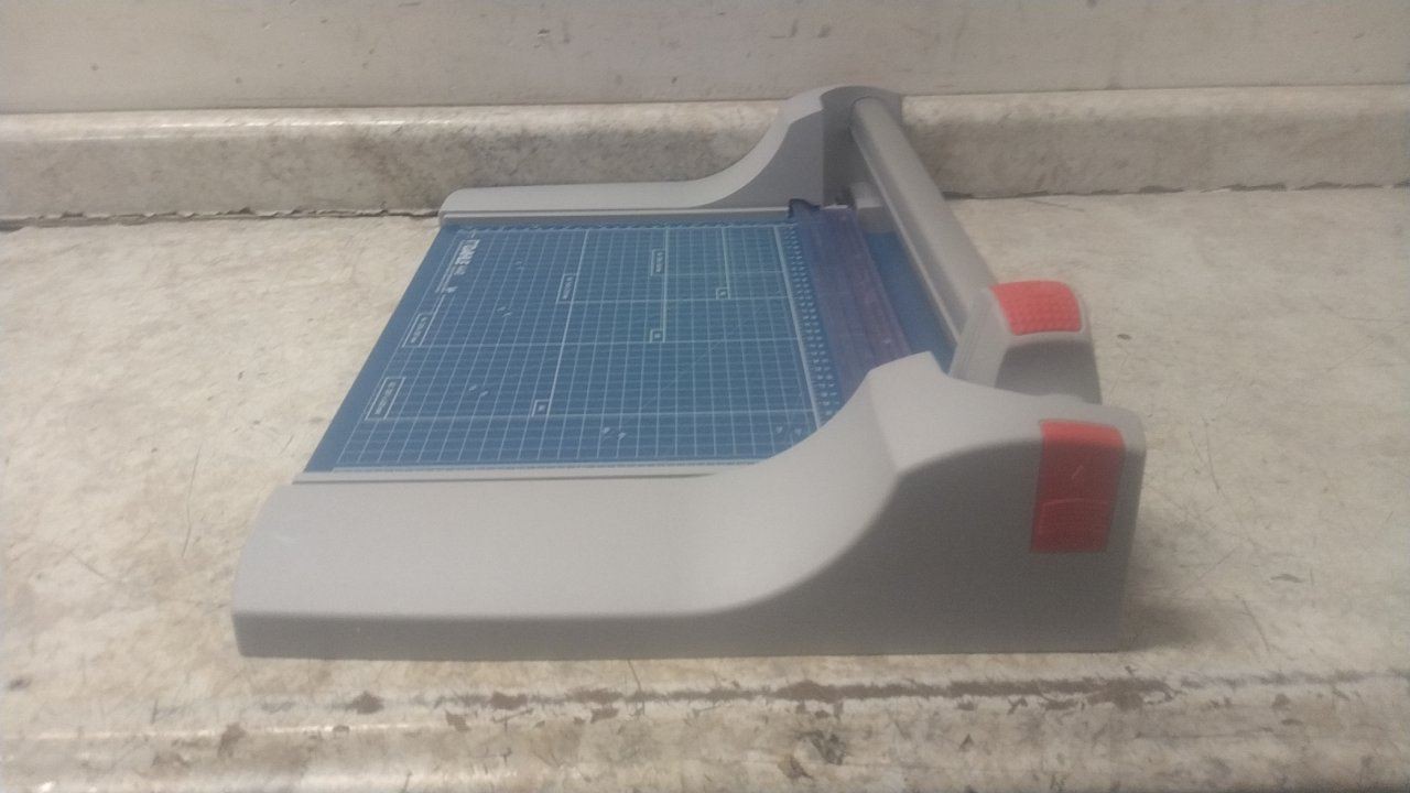 Dahle 440 30 Sheet Cap 14-1/8 In Cut L Rolling Blade Countertop Paper Trimmer