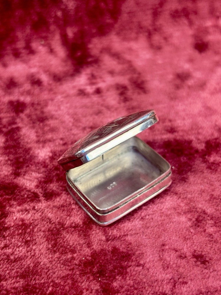 A Very Attractive Solid Silver Hallmarked Pill Box. Mark Houghton