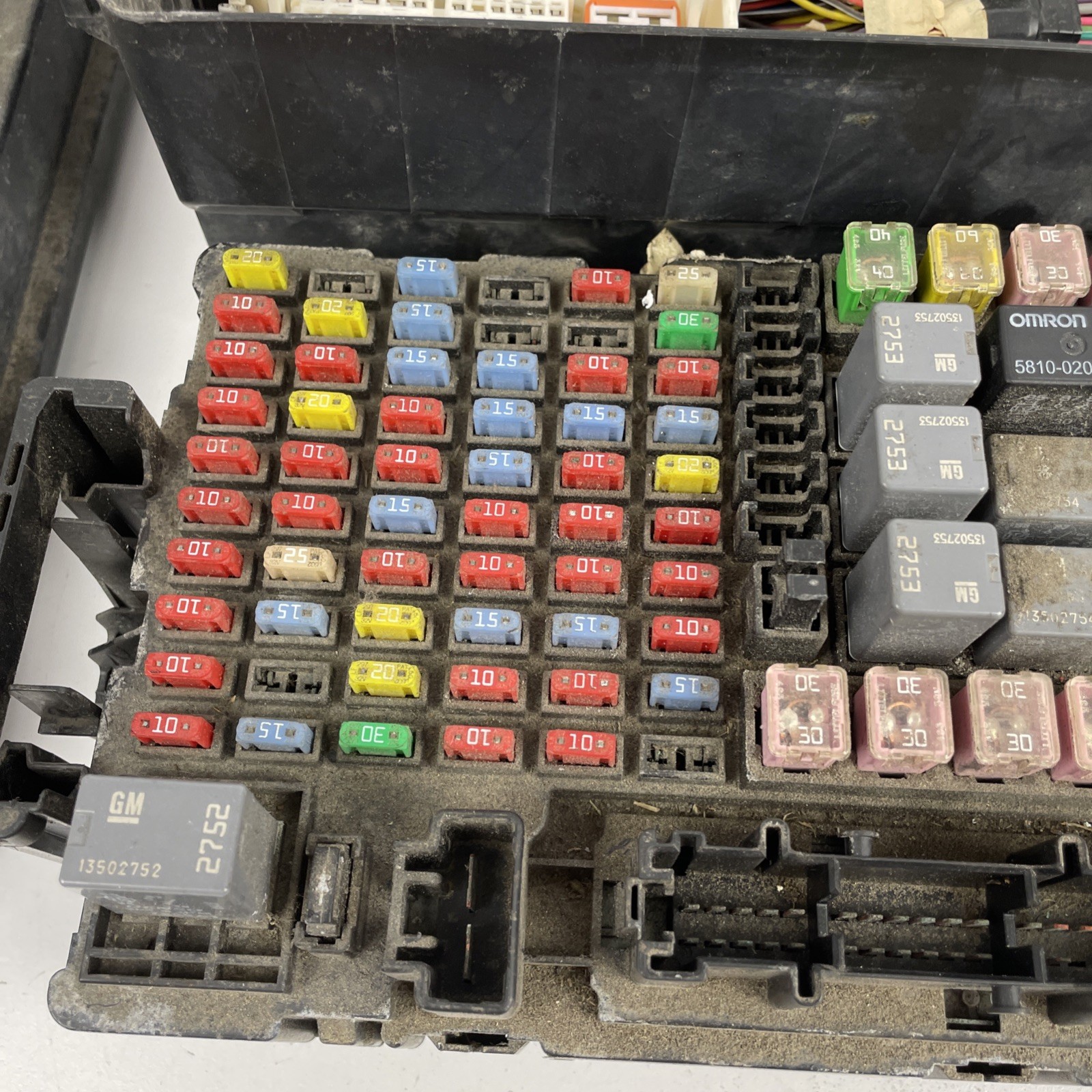 2008 Hummer H3 GM OEM 3.7L Fuse Box-Fuse Relay Box & lid 15906627 USED OEM