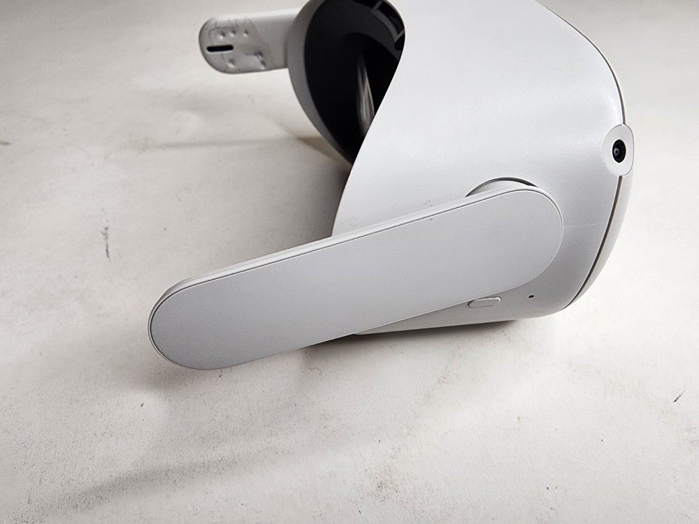 Meta Oculus Quest 2 Standalone VR Headset Only *Black Screen*