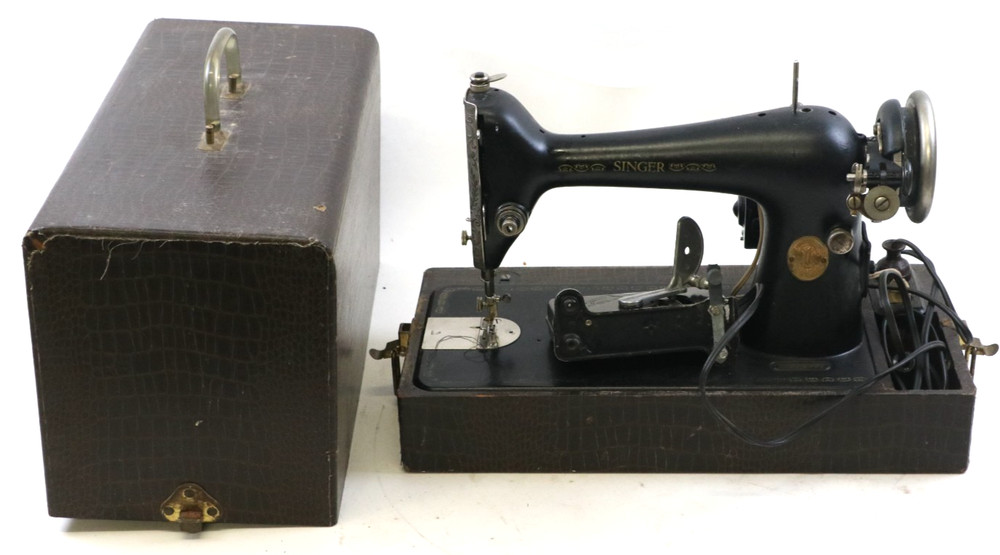 Vintage Singer Sewing Machine w/Case Tested Working