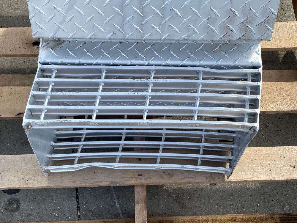 2016 Freightliner Cascadia Tool Box (693-10190)