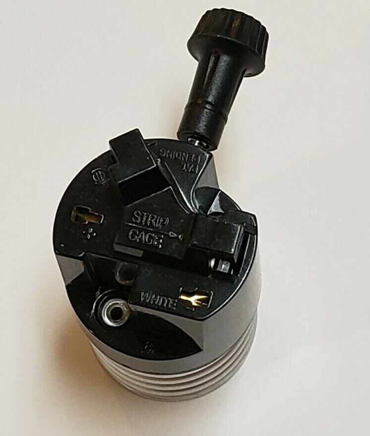 BRASS PLATED 3-WAY TURN KNOB LAMP SOCKET WITH LARGE 1/2" HOLE 1/4IP NEW 306061J