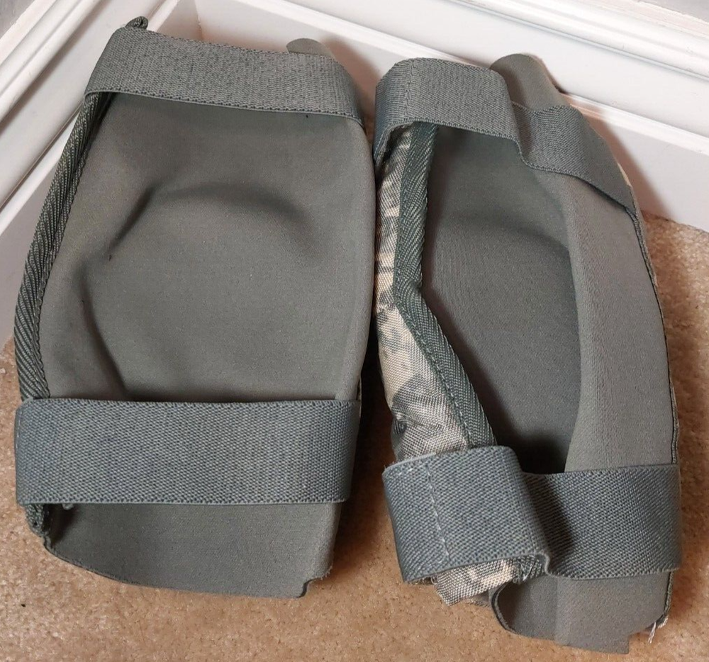 US ARMY COMBAT ELBOW PADS, MEDIUM, HARD CAP, B.P.E.