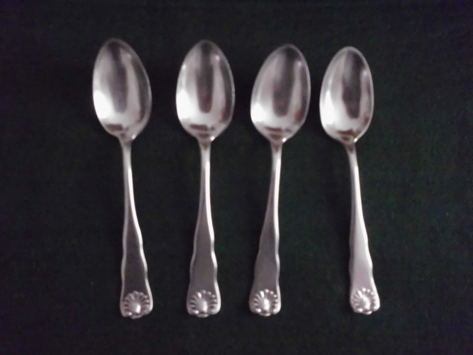 International Silver Co. Shell 1860 Silverplate Teaspoons Set of 4