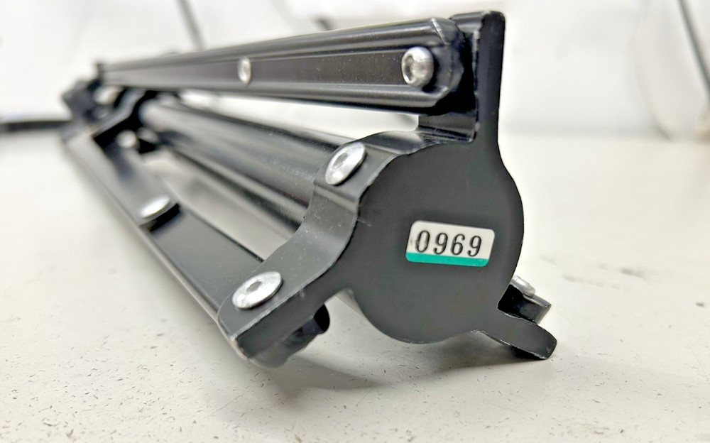 Universal Light Stand: Adjustable, Lightweight, and Studio-Ready