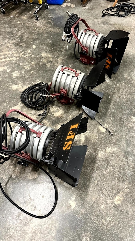 Mole Richardson 2000W Type 5291 Tungsten, Includes Bulb, Barn Doors, Plug!