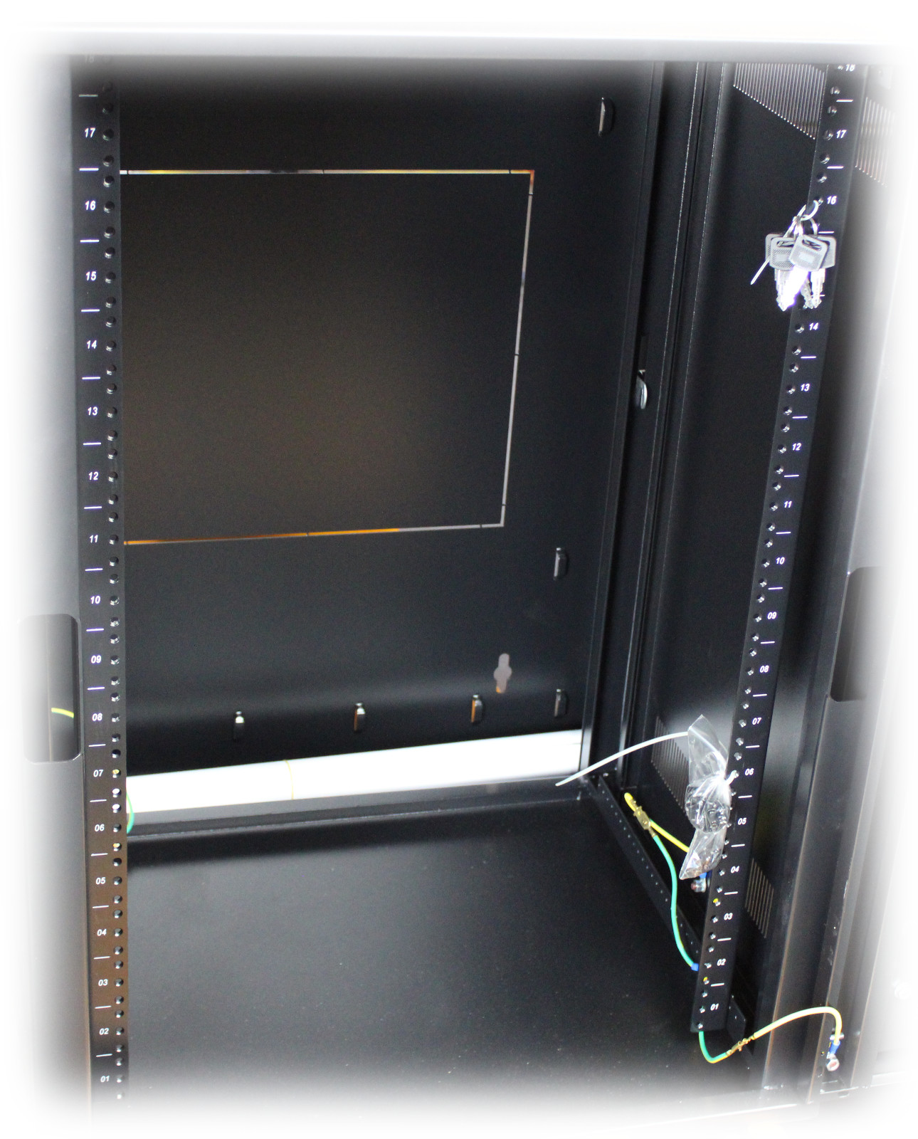 High Density 18U Swing Out Wall Mount Network Cabinet VW4-6181