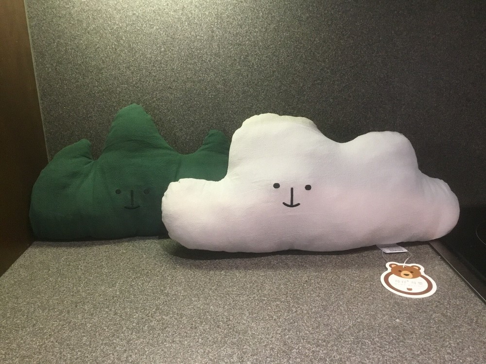 Muma Muing Cloud And Mountain Decorative And Posing Pillows Two Units