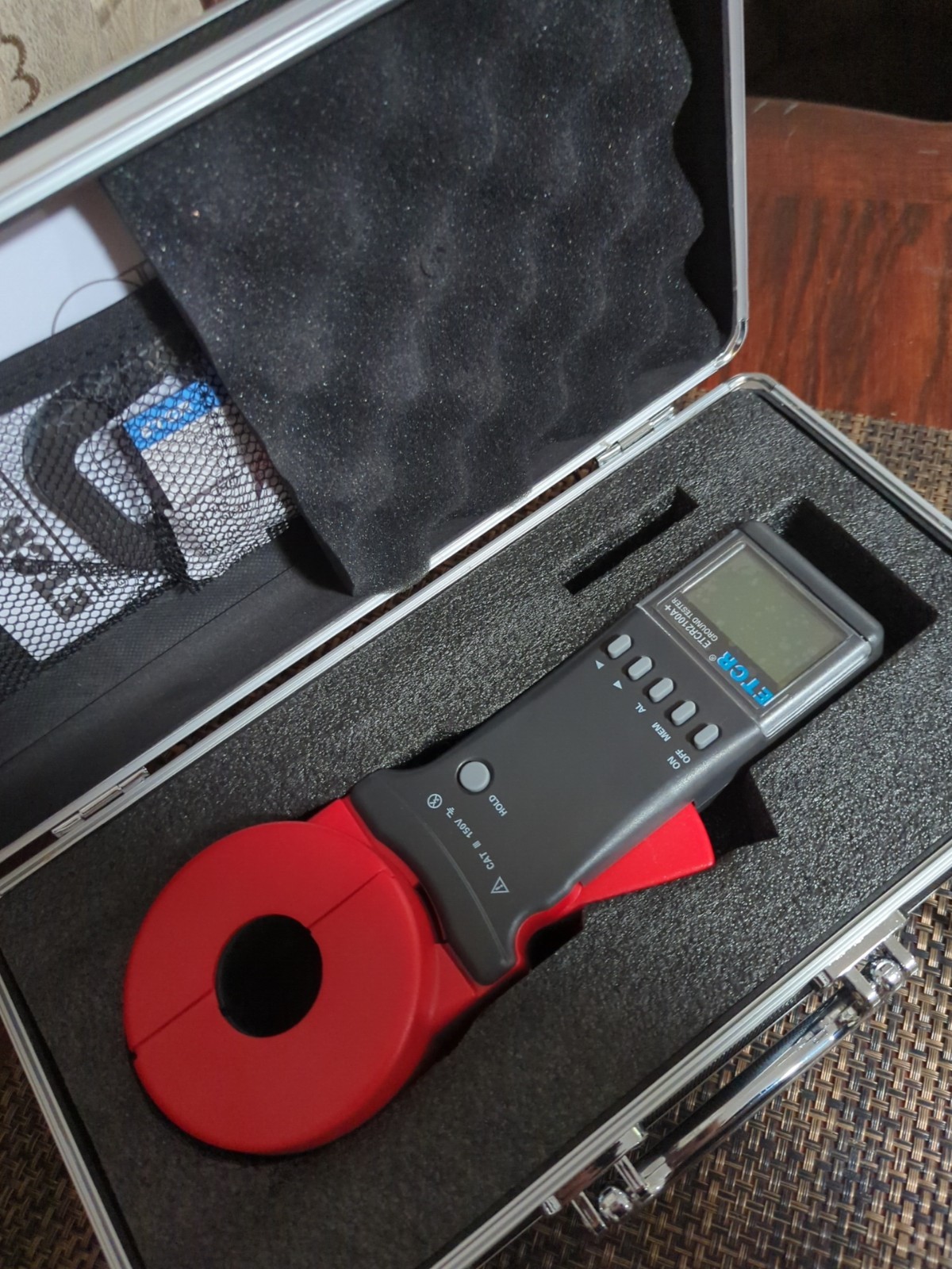 ETCR2100A+ Digital Clamp Ground Earth Resistance Meter Tester 0.01-200Ω