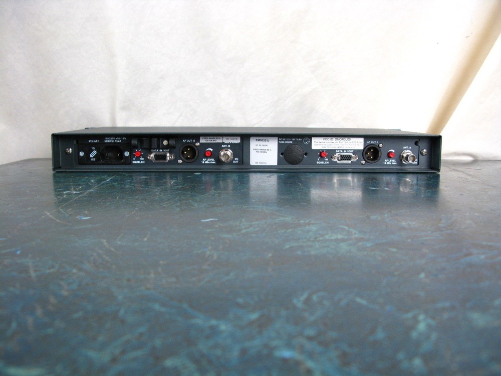 SENNHEISER EM3032-U  FREQUENCY RANGE 704 - 728 MHz