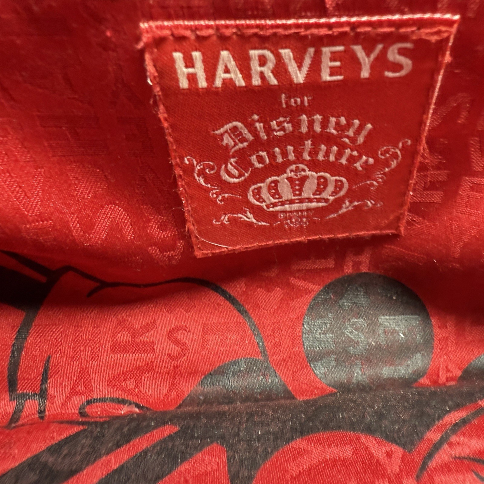 Harveys Disney Couture Minnie & Mickey Love Kiss Sketch Seatbelt Bag NWOT