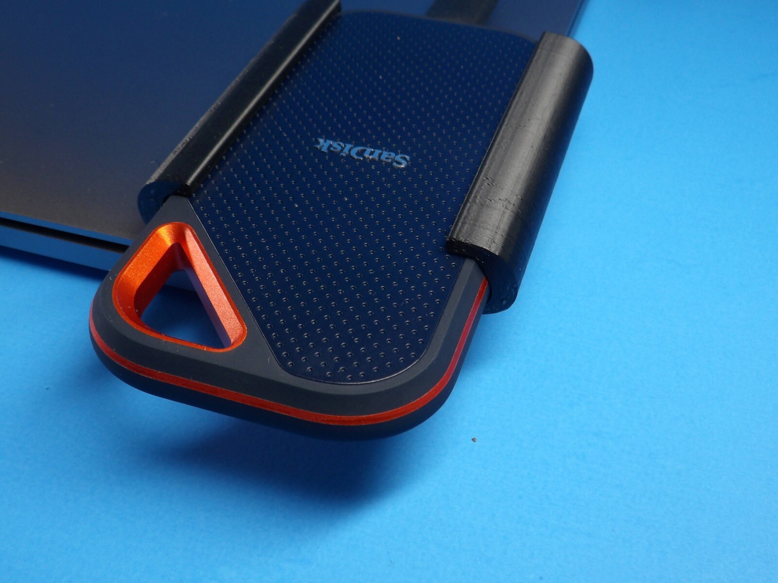 Perfect Sandisk Extreme Pro SSD Laptop Mount! (NO STICK, No Magnet, Secure)