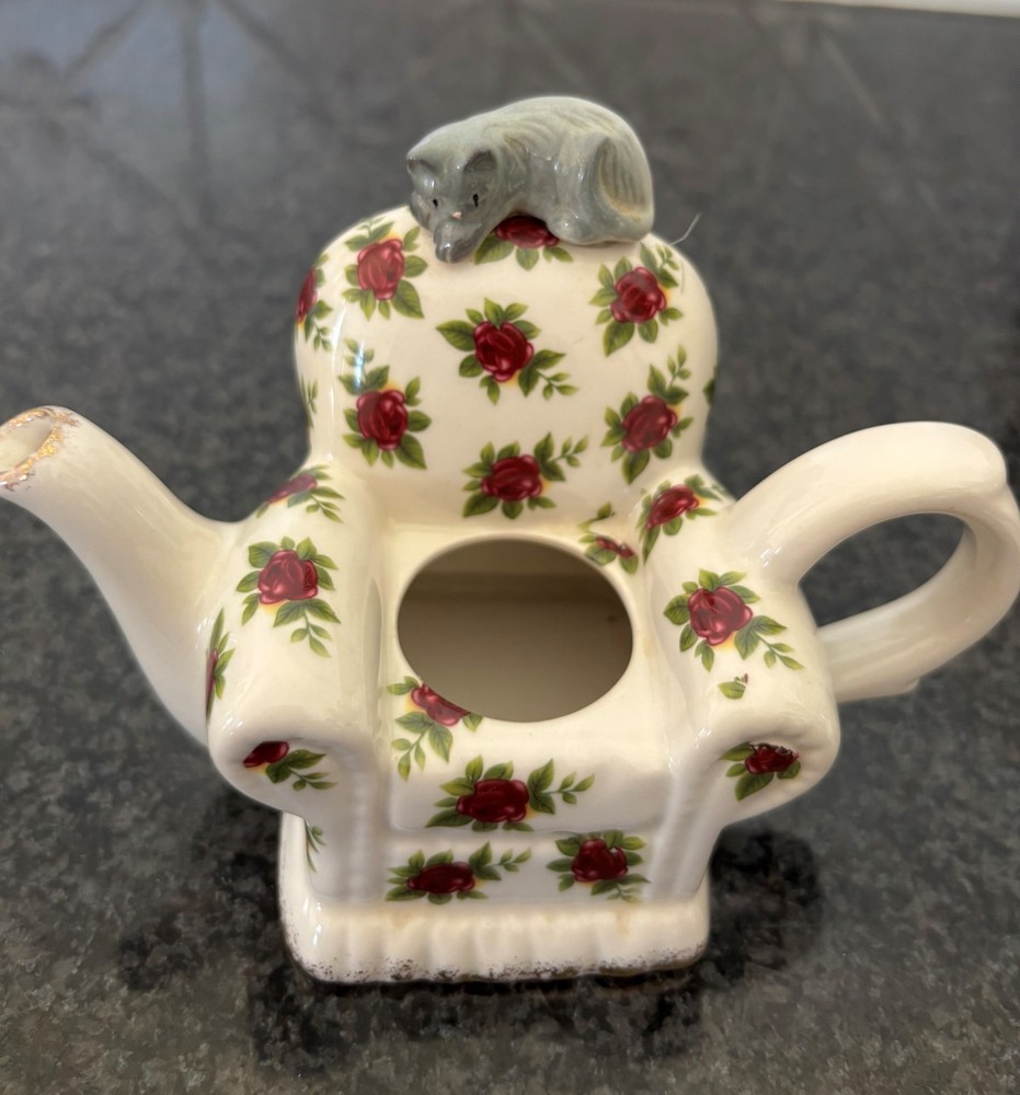 Royal Albert Miniature Tea Pot, Two Cats Playing
