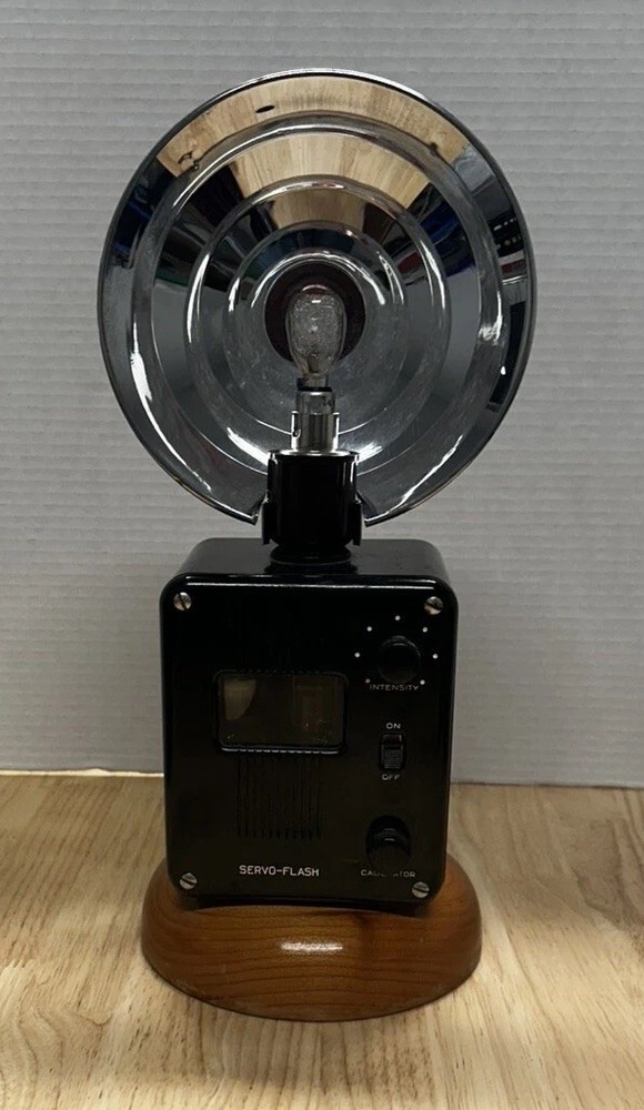Vintage Eraco Servo Flash Unit w/reflector dome & bulb Display Decor Untested