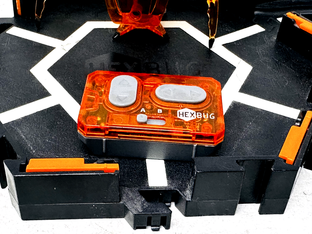 HEXBUG Battery Powered Micro Robotic Creatures Bugs Inchworm w/ Platform
