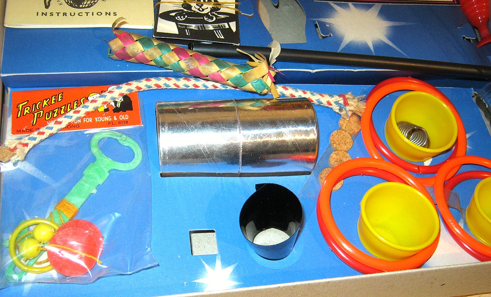 Vintage DE LUXE MAGIC Set by PETER PAN - OLD