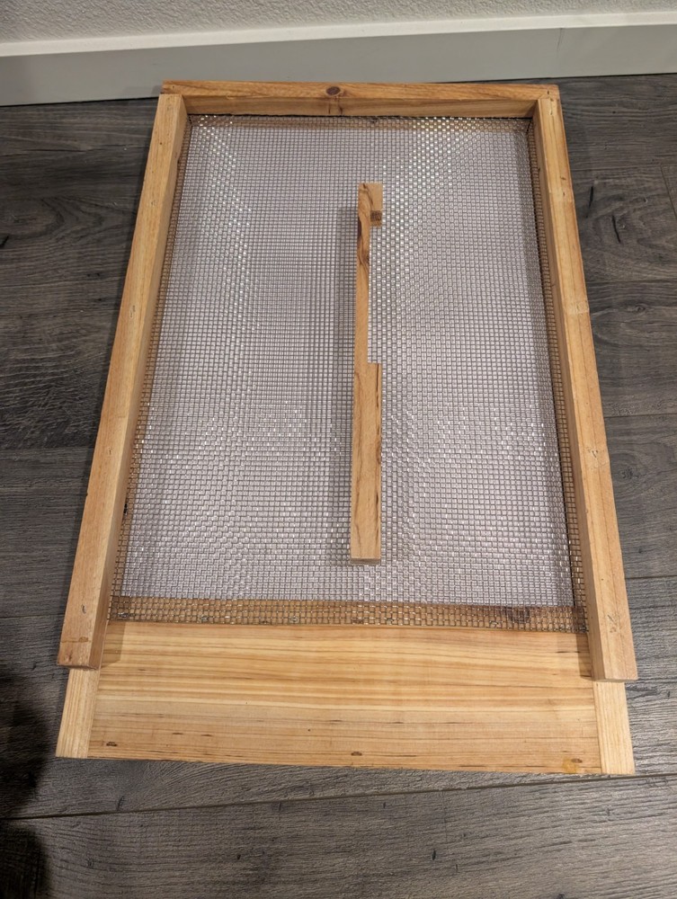 Bee Castle 8/10-FRAME MESH BOTTOM BOARD Beekeeping