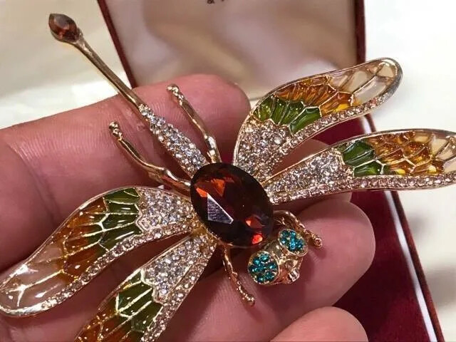 Luxury Coat Brooch Dragonfly Sparkling Rhinestones Suitable for Banquets