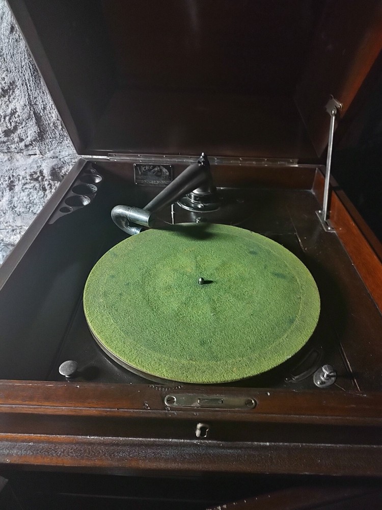 Victor Phonograph