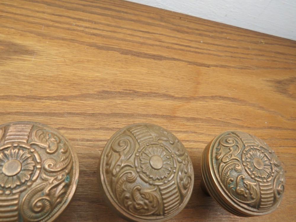 3 OLDDOOR KNOBS & ESCUTCHEON